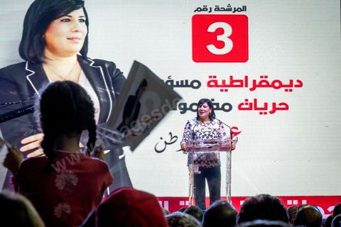02 septembre 2019 : premier meeting populaire de campagne pour les élections présidentielles de la candidate Abir Moussi dans la salle de sport de la Goulette banlieue de Tunis. Abir Moussi, dans le quartet des sondages, est présidente du parti destourine Libre et candidate aux présidentielles anticipées du 15 septembre, présente les grands axes de son programme devant près de 1500 sympathisants venus de tout le pays. Abir Moussi a réitéré que l’Islam politique n’avait pas de place en Tunisie soulignant qu’Ennahdha était impliqué dans plusieurs « crimes, infractions et menaces de la sûreté nationale ». Dans ce sens, elle a assuré qu’elle ne gouvernera jamais avec le parti islamiste quitte à recourir à l’opposition.