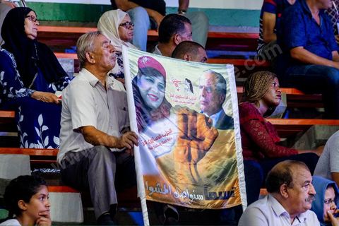 02 septembre 2019 : premier meeting populaire de campagne pour les élections présidentielles de la candidate Abir Moussi dans la salle de sport de la Goulette banlieue de Tunis. Abir Moussi, dans le quartet des sondages, est présidente du parti destourine Libre et candidate aux présidentielles anticipées du 15 septembre, présente les grands axes de son programme devant près de 1500 sympathisants venus de tout le pays. Abir Moussi a réitéré que l’Islam politique n’avait pas de place en Tunisie soulignant qu’Ennahdha était impliqué dans plusieurs « crimes, infractions et menaces de la sûreté nationale ». Dans ce sens, elle a assuré qu’elle ne gouvernera jamais avec le parti islamiste quitte à recourir à l’opposition.
