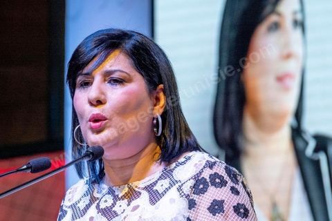 02 septembre 2019 : premier meeting populaire de campagne pour les élections présidentielles de la candidate Abir Moussi dans la salle de sport de la Goulette banlieue de Tunis. Abir Moussi, dans le quartet des sondages, est présidente du parti destourine Libre et candidate aux présidentielles anticipées du 15 septembre, présente les grands axes de son programme devant près de 1500 sympathisants venus de tout le pays. Abir Moussi a réitéré que l’Islam politique n’avait pas de place en Tunisie soulignant qu’Ennahdha était impliqué dans plusieurs « crimes, infractions et menaces de la sûreté nationale ». Dans ce sens, elle a assuré qu’elle ne gouvernera jamais avec le parti islamiste quitte à recourir à l’opposition.