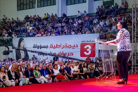 02 septembre 2019 : premier meeting populaire de campagne pour les élections présidentielles de la candidate Abir Moussi dans la salle de sport de la Goulette banlieue de Tunis. Abir Moussi, dans le quartet des sondages, est présidente du parti destourine Libre et candidate aux présidentielles anticipées du 15 septembre, présente les grands axes de son programme devant près de 1500 sympathisants venus de tout le pays. Abir Moussi a réitéré que l’Islam politique n’avait pas de place en Tunisie soulignant qu’Ennahdha était impliqué dans plusieurs « crimes, infractions et menaces de la sûreté nationale ». Dans ce sens, elle a assuré qu’elle ne gouvernera jamais avec le parti islamiste quitte à recourir à l’opposition.