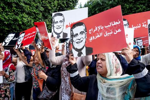 03 septembre 2019 : devant le tribunal de Tunis, rassemblement de soutien pour Nabil Karoui, candidat aux présidentielles en prison. Ce matin la chambre de mise en accusation, relevant du Pole Judiciaire, Economique et Financer examine et statue sur la demande de libération de Monsieur Nabil Karoui, candidat à l’élection présidentielle anticipée, et à la Cour d'appel de Tunis. Nabil Karoui est emprisonné depuis le 23 aout suite à une arrestation douteuse et inquiétante pour la démocratie tunisienne, mais en prison il reste candidat à la présidentielle. 
