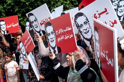03 septembre 2019 : devant le tribunal de Tunis, rassemblement de soutien pour Nabil Karoui, candidat aux présidentielles en prison. Ce matin la chambre de mise en accusation, relevant du Pole Judiciaire, Economique et Financer examine et statue sur la demande de libération de Monsieur Nabil Karoui, candidat à l’élection présidentielle anticipée, et à la Cour d'appel de Tunis. Nabil Karoui est emprisonné depuis le 23 aout suite à une arrestation douteuse et inquiétante pour la démocratie tunisienne, mais en prison il reste candidat à la présidentielle. 