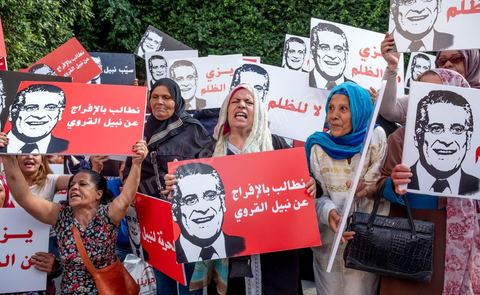 03 septembre 2019 : devant le tribunal de Tunis, rassemblement de soutien pour Nabil Karoui, candidat aux présidentielles en prison. Ce matin la chambre de mise en accusation, relevant du Pole Judiciaire, Economique et Financer examine et statue sur la demande de libération de Monsieur Nabil Karoui, candidat à l’élection présidentielle anticipée, et à la Cour d'appel de Tunis. Nabil Karoui est emprisonné depuis le 23 aout suite à une arrestation douteuse et inquiétante pour la démocratie tunisienne, mais en prison il reste candidat à la présidentielle. 