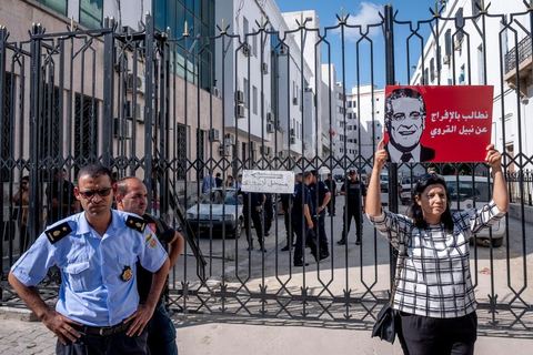03 septembre 2019 : devant le tribunal de Tunis, rassemblement de soutien pour Nabil Karoui, candidat aux présidentielles en prison. Ce matin la chambre de mise en accusation, relevant du Pole Judiciaire, Economique et Financer examine et statue sur la demande de libération de Monsieur Nabil Karoui, candidat à l’élection présidentielle anticipée, et à la Cour d'appel de Tunis. Nabil Karoui est emprisonné depuis le 23 aout suite à une arrestation douteuse et inquiétante pour la démocratie tunisienne, mais en prison il reste candidat à la présidentielle. 