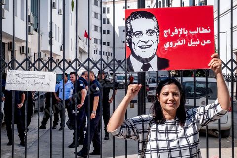 03 septembre 2019 : devant le tribunal de Tunis, rassemblement de soutien pour Nabil Karoui, candidat aux présidentielles en prison. Ce matin la chambre de mise en accusation, relevant du Pole Judiciaire, Economique et Financer examine et statue sur la demande de libération de Monsieur Nabil Karoui, candidat à l’élection présidentielle anticipée, et à la Cour d'appel de Tunis. Nabil Karoui est emprisonné depuis le 23 aout suite à une arrestation douteuse et inquiétante pour la démocratie tunisienne, mais en prison il reste candidat à la présidentielle. 