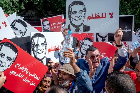 03 septembre 2019 : devant le tribunal de Tunis, rassemblement de soutien pour Nabil Karoui, candidat aux présidentielles en prison. Ce matin la chambre de mise en accusation, relevant du Pole Judiciaire, Economique et Financer examine et statue sur la demande de libération de Monsieur Nabil Karoui, candidat à l’élection présidentielle anticipée, et à la Cour d'appel de Tunis. Nabil Karoui est emprisonné depuis le 23 aout suite à une arrestation douteuse et inquiétante pour la démocratie tunisienne, mais en prison il reste candidat à la présidentielle. 