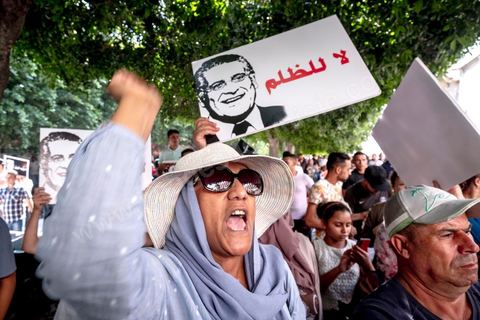 03 septembre 2019 : devant le tribunal de Tunis, rassemblement de soutien pour Nabil Karoui, candidat aux présidentielles en prison. Ce matin la chambre de mise en accusation, relevant du Pole Judiciaire, Economique et Financer examine et statue sur la demande de libération de Monsieur Nabil Karoui, candidat à l’élection présidentielle anticipée, et à la Cour d'appel de Tunis. Nabil Karoui est emprisonné depuis le 23 aout suite à une arrestation douteuse et inquiétante pour la démocratie tunisienne, mais en prison il reste candidat à la présidentielle. 
