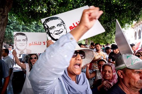 03 septembre 2019 : devant le tribunal de Tunis, rassemblement de soutien pour Nabil Karoui, candidat aux présidentielles en prison. Ce matin la chambre de mise en accusation, relevant du Pole Judiciaire, Economique et Financer examine et statue sur la demande de libération de Monsieur Nabil Karoui, candidat à l’élection présidentielle anticipée, et à la Cour d'appel de Tunis. Nabil Karoui est emprisonné depuis le 23 aout suite à une arrestation douteuse et inquiétante pour la démocratie tunisienne, mais en prison il reste candidat à la présidentielle. 