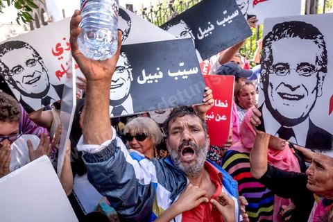 03 septembre 2019 : devant le tribunal de Tunis, rassemblement de soutien pour Nabil Karoui, candidat aux présidentielles en prison. Ce matin la chambre de mise en accusation, relevant du Pole Judiciaire, Economique et Financer examine et statue sur la demande de libération de Monsieur Nabil Karoui, candidat à l’élection présidentielle anticipée, et à la Cour d'appel de Tunis. Nabil Karoui est emprisonné depuis le 23 aout suite à une arrestation douteuse et inquiétante pour la démocratie tunisienne, mais en prison il reste candidat à la présidentielle. 