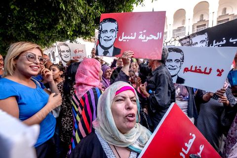 03 septembre 2019 : devant le tribunal de Tunis, rassemblement de soutien pour Nabil Karoui, candidat aux présidentielles en prison. Ce matin la chambre de mise en accusation, relevant du Pole Judiciaire, Economique et Financer examine et statue sur la demande de libération de Monsieur Nabil Karoui, candidat à l’élection présidentielle anticipée, et à la Cour d'appel de Tunis. Nabil Karoui est emprisonné depuis le 23 aout suite à une arrestation douteuse et inquiétante pour la démocratie tunisienne, mais en prison il reste candidat à la présidentielle. 