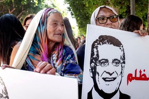 03 septembre 2019 : devant le tribunal de Tunis, rassemblement de soutien pour Nabil Karoui, candidat aux présidentielles en prison. Ce matin la chambre de mise en accusation, relevant du Pole Judiciaire, Economique et Financer examine et statue sur la demande de libération de Monsieur Nabil Karoui, candidat à l’élection présidentielle anticipée, et à la Cour d'appel de Tunis. Nabil Karoui est emprisonné depuis le 23 aout suite à une arrestation douteuse et inquiétante pour la démocratie tunisienne, mais en prison il reste candidat à la présidentielle. 