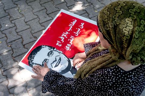 03 septembre 2019 : devant le tribunal de Tunis, rassemblement de soutien pour Nabil Karoui, candidat aux présidentielles en prison. Ce matin la chambre de mise en accusation, relevant du Pole Judiciaire, Economique et Financer examine et statue sur la demande de libération de Monsieur Nabil Karoui, candidat à l’élection présidentielle anticipée, et à la Cour d'appel de Tunis. Nabil Karoui est emprisonné depuis le 23 aout suite à une arrestation douteuse et inquiétante pour la démocratie tunisienne, mais en prison il reste candidat à la présidentielle. 