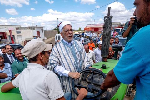 04 septembre 2019 : Abdelfattah Mourou, premier candidat du parti Ennahdha à des élections présidentielles, en campagne électorale pour les présidentielles anticipées du 15 septembre dasn le nord ouest de la Tunisie. Après une tournée dasn les rues, souks et marchés de Jendouba, le candidat d'Ennahdha s'est rendu dasn un village agricole de cette région très fertile pour rencontrer des agriculteurs. 