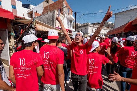 04 septembre 2019 : Abdelkarim Zbidi en visite de terrain à Béja pour sa campagne électorale pour les élections présidentielles  anticipées du 15 septembre. Dans les rues de Béja, souks et marché, le nouveau candidat indépendant soutenu par les partis Nidaa TOunes et Afek Tounes, défile dans les rues. Quelques serrages de mains mais peu de discussions avec les habitants et commerçants. 