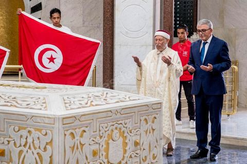 07 septembre 2019 : à Monastir sur l'espalande devant le Mausolée de Habib Bourguiba, Abdelkarim Zbidi, candidat de dernière minute et dit indépendant, tient son premier meeting populaire de campagne présidentielle. Après une visite sur la tombe de Bourguiba, Zbidi a tenu une foule de 3000 personnes avec un discours de 15 minutes. 