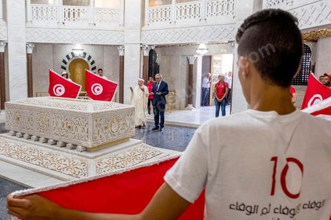 07 septembre 2019 : à Monastir sur l'espalande devant le Mausolée de Habib Bourguiba, Abdelkarim Zbidi, candidat de dernière minute et dit indépendant, tient son premier meeting populaire de campagne présidentielle. Après une visite sur la tombe de Bourguiba, Zbidi a tenu une foule de 3000 personnes avec un discours de 15 minutes. 