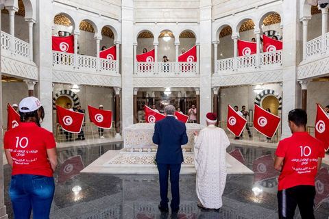 07 septembre 2019 : à Monastir sur l'espalande devant le Mausolée de Habib Bourguiba, Abdelkarim Zbidi, candidat de dernière minute et dit indépendant, tient son premier meeting populaire de campagne présidentielle. Après une visite sur la tombe de Bourguiba, Zbidi a tenu une foule de 3000 personnes avec un discours de 15 minutes. 