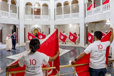 07 septembre 2019 : à Monastir sur l'espalande devant le Mausolée de Habib Bourguiba, Abdelkarim Zbidi, candidat de dernière minute et dit indépendant, tient son premier meeting populaire de campagne présidentielle. Après une visite sur la tombe de Bourguiba, Zbidi a tenu une foule de 3000 personnes avec un discours de 15 minutes. 