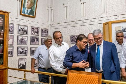 07 septembre 2019 : à Monastir sur l'espalande devant le Mausolée de Habib Bourguiba, Abdelkarim Zbidi, candidat de dernière minute et dit indépendant, tient son premier meeting populaire de campagne présidentielle. Après une visite sur la tombe de Bourguiba, Zbidi a tenu une foule de 3000 personnes avec un discours de 15 minutes. 