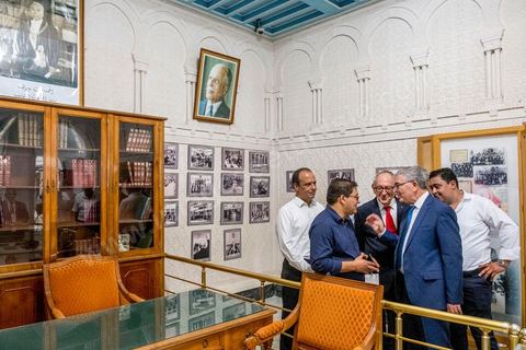 07 septembre 2019 : à Monastir sur l'espalande devant le Mausolée de Habib Bourguiba, Abdelkarim Zbidi, candidat de dernière minute et dit indépendant, tient son premier meeting populaire de campagne présidentielle. Après une visite sur la tombe de Bourguiba, Zbidi a tenu une foule de 3000 personnes avec un discours de 15 minutes. 