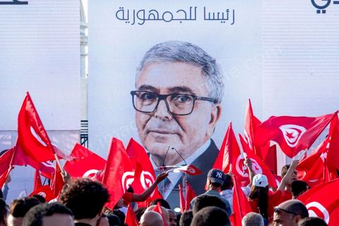 07 septembre 2019 : à Monastir sur l'espalande devant le Mausolée de Habib Bourguiba, Abdelkarim Zbidi, candidat de dernière minute et dit indépendant, tient son premier meeting populaire de campagne présidentielle. Après une visite sur la tombe de Bourguiba, Zbidi a tenu une foule de 3000 personnes avec un discours de 15 minutes. 