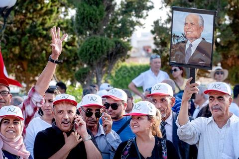 07 septembre 2019 : à Monastir sur l'espalande devant le Mausolée de Habib Bourguiba, Abdelkarim Zbidi, candidat de dernière minute et dit indépendant, tient son premier meeting populaire de campagne présidentielle. Après une visite sur la tombe de Bourguiba, Zbidi a tenu une foule de 3000 personnes avec un discours de 15 minutes. 