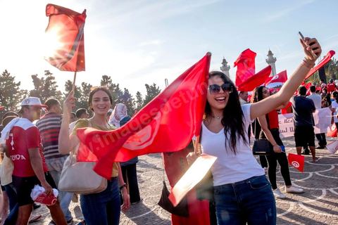 07 septembre 2019 : à Monastir sur l'espalande devant le Mausolée de Habib Bourguiba, Abdelkarim Zbidi, candidat de dernière minute et dit indépendant, tient son premier meeting populaire de campagne présidentielle. Après une visite sur la tombe de Bourguiba, Zbidi a tenu une foule de 3000 personnes avec un discours de 15 minutes. 
