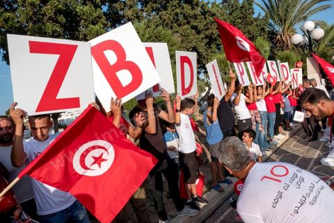 07 septembre 2019 : à Monastir sur l'espalande devant le Mausolée de Habib Bourguiba, Abdelkarim Zbidi, candidat de dernière minute et dit indépendant, tient son premier meeting populaire de campagne présidentielle. Après une visite sur la tombe de Bourguiba, Zbidi a tenu une foule de 3000 personnes avec un discours de 15 minutes. 