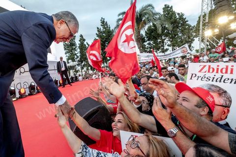 07 septembre 2019 : à Monastir sur l'espalande devant le Mausolée de Habib Bourguiba, Abdelkarim Zbidi, candidat de dernière minute et dit indépendant, tient son premier meeting populaire de campagne présidentielle. Après une visite sur la tombe de Bourguiba, Zbidi a tenu une foule de 3000 personnes avec un discours de 15 minutes. 
