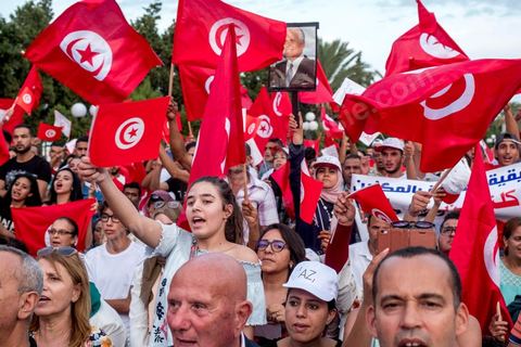 07 septembre 2019 : à Monastir sur l'espalande devant le Mausolée de Habib Bourguiba, Abdelkarim Zbidi, candidat de dernière minute et dit indépendant, tient son premier meeting populaire de campagne présidentielle. Après une visite sur la tombe de Bourguiba, Zbidi a tenu une foule de 3000 personnes avec un discours de 15 minutes. 
