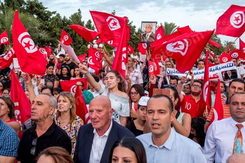 07 septembre 2019 : à Monastir sur l'espalande devant le Mausolée de Habib Bourguiba, Abdelkarim Zbidi, candidat de dernière minute et dit indépendant, tient son premier meeting populaire de campagne présidentielle. Après une visite sur la tombe de Bourguiba, Zbidi a tenu une foule de 3000 personnes avec un discours de 15 minutes. 