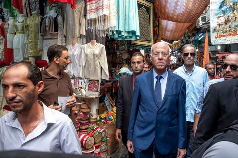 10 septembre 2019 : Campagne de Kais Saied à Tunis médina et au marché central. Kaïs Saïed est un universitaire et juriste tunisien spécialiste de droit constitutionnel. Il est candidat indépendant aux élections présidentielles anticipées du 15 septembre 2019. Il s'appuye sur un mouvement jeune et citoyen, prônant notamment un mandat révocable pour les élus locaux. Il avance dans son programme électoral la révision de la manière d'exercer le pouvoir législatif en Tunisie et se déclare favorable à la peine de mort.