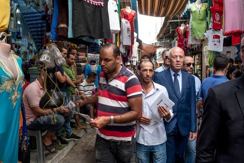 10 septembre 2019 : Campagne de Kais Saied à Tunis médina et au marché central. Kaïs Saïed est un universitaire et juriste tunisien spécialiste de droit constitutionnel. Il est candidat indépendant aux élections présidentielles anticipées du 15 septembre 2019. Il s'appuye sur un mouvement jeune et citoyen, prônant notamment un mandat révocable pour les élus locaux. Il avance dans son programme électoral la révision de la manière d'exercer le pouvoir législatif en Tunisie et se déclare favorable à la peine de mort.