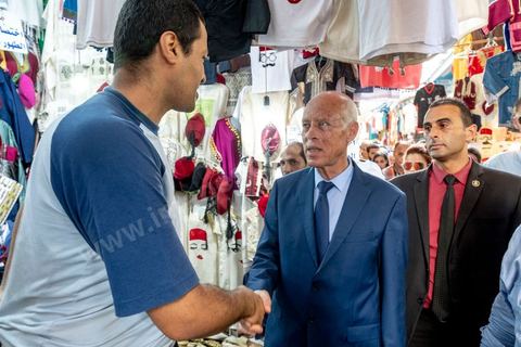10 septembre 2019 : Campagne de Kais Saied à Tunis médina et au marché central. Kaïs Saïed est un universitaire et juriste tunisien spécialiste de droit constitutionnel. Il est candidat indépendant aux élections présidentielles anticipées du 15 septembre 2019. Il s'appuye sur un mouvement jeune et citoyen, prônant notamment un mandat révocable pour les élus locaux. Il avance dans son programme électoral la révision de la manière d'exercer le pouvoir législatif en Tunisie et se déclare favorable à la peine de mort.