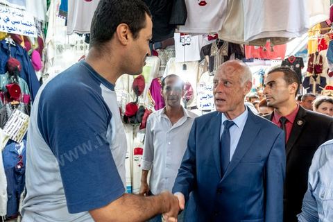 10 septembre 2019 : Campagne de Kais Saied à Tunis médina et au marché central. Kaïs Saïed est un universitaire et juriste tunisien spécialiste de droit constitutionnel. Il est candidat indépendant aux élections présidentielles anticipées du 15 septembre 2019. Il s'appuye sur un mouvement jeune et citoyen, prônant notamment un mandat révocable pour les élus locaux. Il avance dans son programme électoral la révision de la manière d'exercer le pouvoir législatif en Tunisie et se déclare favorable à la peine de mort.