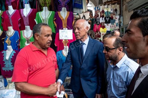 10 septembre 2019 : Campagne de Kais Saied à Tunis médina et au marché central. Kaïs Saïed est un universitaire et juriste tunisien spécialiste de droit constitutionnel. Il est candidat indépendant aux élections présidentielles anticipées du 15 septembre 2019. Il s'appuye sur un mouvement jeune et citoyen, prônant notamment un mandat révocable pour les élus locaux. Il avance dans son programme électoral la révision de la manière d'exercer le pouvoir législatif en Tunisie et se déclare favorable à la peine de mort.