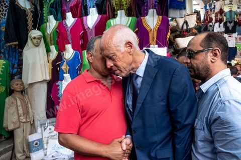 10 septembre 2019 : Campagne de Kais Saied à Tunis médina et au marché central. Kaïs Saïed est un universitaire et juriste tunisien spécialiste de droit constitutionnel. Il est candidat indépendant aux élections présidentielles anticipées du 15 septembre 2019. Il s'appuye sur un mouvement jeune et citoyen, prônant notamment un mandat révocable pour les élus locaux. Il avance dans son programme électoral la révision de la manière d'exercer le pouvoir législatif en Tunisie et se déclare favorable à la peine de mort.