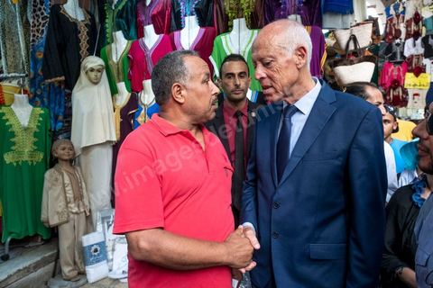 10 septembre 2019 : Campagne de Kais Saied à Tunis médina et au marché central. Kaïs Saïed est un universitaire et juriste tunisien spécialiste de droit constitutionnel. Il est candidat indépendant aux élections présidentielles anticipées du 15 septembre 2019. Il s'appuye sur un mouvement jeune et citoyen, prônant notamment un mandat révocable pour les élus locaux. Il avance dans son programme électoral la révision de la manière d'exercer le pouvoir législatif en Tunisie et se déclare favorable à la peine de mort.