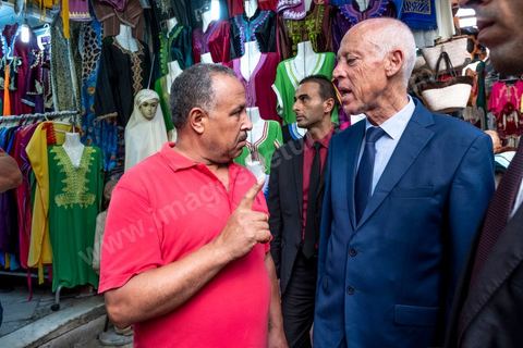 10 septembre 2019 : Campagne de Kais Saied à Tunis médina et au marché central. Kaïs Saïed est un universitaire et juriste tunisien spécialiste de droit constitutionnel. Il est candidat indépendant aux élections présidentielles anticipées du 15 septembre 2019. Il s'appuye sur un mouvement jeune et citoyen, prônant notamment un mandat révocable pour les élus locaux. Il avance dans son programme électoral la révision de la manière d'exercer le pouvoir législatif en Tunisie et se déclare favorable à la peine de mort.