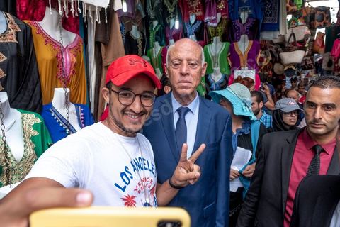 10 septembre 2019 : Campagne de Kais Saied à Tunis médina et au marché central. Kaïs Saïed est un universitaire et juriste tunisien spécialiste de droit constitutionnel. Il est candidat indépendant aux élections présidentielles anticipées du 15 septembre 2019. Il s'appuye sur un mouvement jeune et citoyen, prônant notamment un mandat révocable pour les élus locaux. Il avance dans son programme électoral la révision de la manière d'exercer le pouvoir législatif en Tunisie et se déclare favorable à la peine de mort.