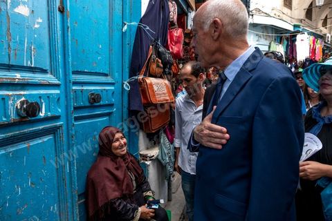 10 septembre 2019 : Campagne de Kais Saied à Tunis médina et au marché central. Kaïs Saïed est un universitaire et juriste tunisien spécialiste de droit constitutionnel. Il est candidat indépendant aux élections présidentielles anticipées du 15 septembre 2019. Il s'appuye sur un mouvement jeune et citoyen, prônant notamment un mandat révocable pour les élus locaux. Il avance dans son programme électoral la révision de la manière d'exercer le pouvoir législatif en Tunisie et se déclare favorable à la peine de mort.