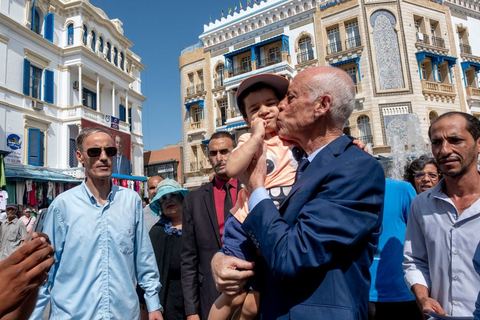 10 septembre 2019 : Campagne de Kais Saied à Tunis médina et au marché central. Kaïs Saïed est un universitaire et juriste tunisien spécialiste de droit constitutionnel. Il est candidat indépendant aux élections présidentielles anticipées du 15 septembre 2019. Il s'appuye sur un mouvement jeune et citoyen, prônant notamment un mandat révocable pour les élus locaux. Il avance dans son programme électoral la révision de la manière d'exercer le pouvoir législatif en Tunisie et se déclare favorable à la peine de mort.