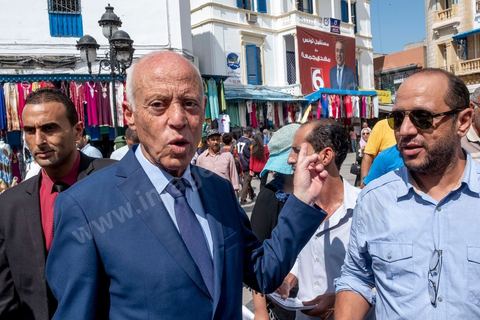 10 septembre 2019 : Campagne de Kais Saied à Tunis médina et au marché central. Kaïs Saïed est un universitaire et juriste tunisien spécialiste de droit constitutionnel. Il est candidat indépendant aux élections présidentielles anticipées du 15 septembre 2019. Il s'appuye sur un mouvement jeune et citoyen, prônant notamment un mandat révocable pour les élus locaux. Il avance dans son programme électoral la révision de la manière d'exercer le pouvoir législatif en Tunisie et se déclare favorable à la peine de mort.