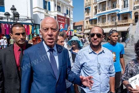 10 septembre 2019 : Campagne de Kais Saied à Tunis médina et au marché central. Kaïs Saïed est un universitaire et juriste tunisien spécialiste de droit constitutionnel. Il est candidat indépendant aux élections présidentielles anticipées du 15 septembre 2019. Il s'appuye sur un mouvement jeune et citoyen, prônant notamment un mandat révocable pour les élus locaux. Il avance dans son programme électoral la révision de la manière d'exercer le pouvoir législatif en Tunisie et se déclare favorable à la peine de mort.