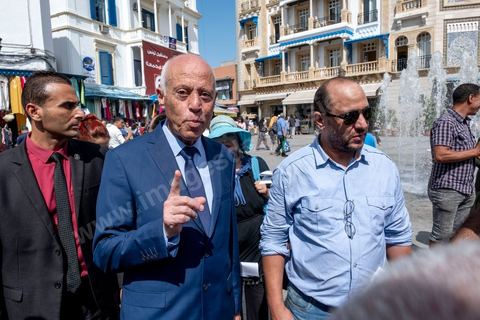 10 septembre 2019 : Campagne de Kais Saied à Tunis médina et au marché central. Kaïs Saïed est un universitaire et juriste tunisien spécialiste de droit constitutionnel. Il est candidat indépendant aux élections présidentielles anticipées du 15 septembre 2019. Il s'appuye sur un mouvement jeune et citoyen, prônant notamment un mandat révocable pour les élus locaux. Il avance dans son programme électoral la révision de la manière d'exercer le pouvoir législatif en Tunisie et se déclare favorable à la peine de mort.