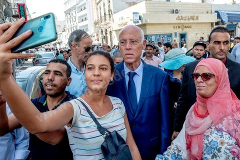 10 septembre 2019 : Campagne de Kais Saied à Tunis médina et au marché central. Kaïs Saïed est un universitaire et juriste tunisien spécialiste de droit constitutionnel. Il est candidat indépendant aux élections présidentielles anticipées du 15 septembre 2019. Il s'appuye sur un mouvement jeune et citoyen, prônant notamment un mandat révocable pour les élus locaux. Il avance dans son programme électoral la révision de la manière d'exercer le pouvoir législatif en Tunisie et se déclare favorable à la peine de mort.