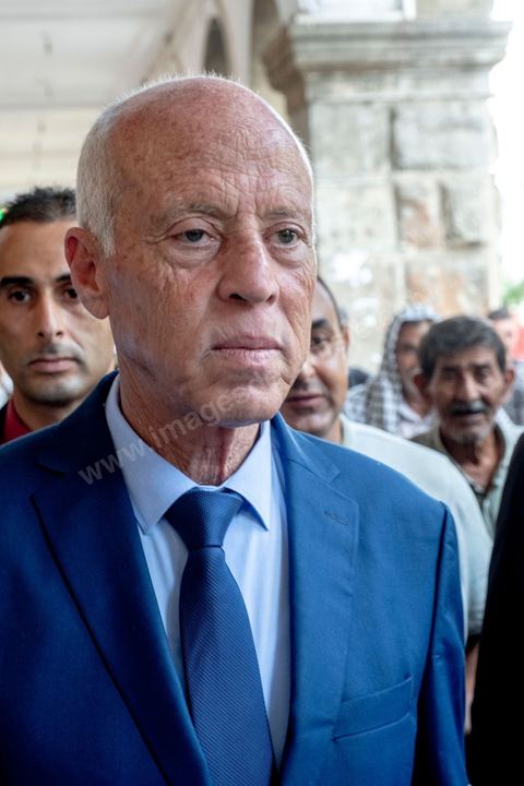 10 septembre 2019 : Campagne de Kais Saied à Tunis médina et au marché central. Kaïs Saïed est un universitaire et juriste tunisien spécialiste de droit constitutionnel. Il est candidat indépendant aux élections présidentielles anticipées du 15 septembre 2019. Il s'appuye sur un mouvement jeune et citoyen, prônant notamment un mandat révocable pour les élus locaux. Il avance dans son programme électoral la révision de la manière d'exercer le pouvoir législatif en Tunisie et se déclare favorable à la peine de mort.