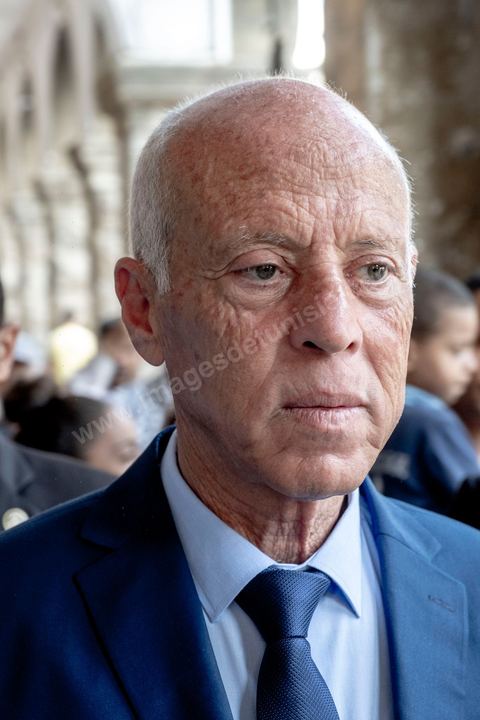10 septembre 2019 : Campagne de Kais Saied à Tunis médina et au marché central. Kaïs Saïed est un universitaire et juriste tunisien spécialiste de droit constitutionnel. Il est candidat indépendant aux élections présidentielles anticipées du 15 septembre 2019. Il s'appuye sur un mouvement jeune et citoyen, prônant notamment un mandat révocable pour les élus locaux. Il avance dans son programme électoral la révision de la manière d'exercer le pouvoir législatif en Tunisie et se déclare favorable à la peine de mort.