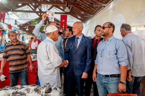 10 septembre 2019 : Campagne de Kais Saied à Tunis médina et au marché central. Kaïs Saïed est un universitaire et juriste tunisien spécialiste de droit constitutionnel. Il est candidat indépendant aux élections présidentielles anticipées du 15 septembre 2019. Il s'appuye sur un mouvement jeune et citoyen, prônant notamment un mandat révocable pour les élus locaux. Il avance dans son programme électoral la révision de la manière d'exercer le pouvoir législatif en Tunisie et se déclare favorable à la peine de mort.