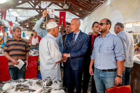 10 septembre 2019 : Campagne de Kais Saied à Tunis médina et au marché central. Kaïs Saïed est un universitaire et juriste tunisien spécialiste de droit constitutionnel. Il est candidat indépendant aux élections présidentielles anticipées du 15 septembre 2019. Il s'appuye sur un mouvement jeune et citoyen, prônant notamment un mandat révocable pour les élus locaux. Il avance dans son programme électoral la révision de la manière d'exercer le pouvoir législatif en Tunisie et se déclare favorable à la peine de mort.